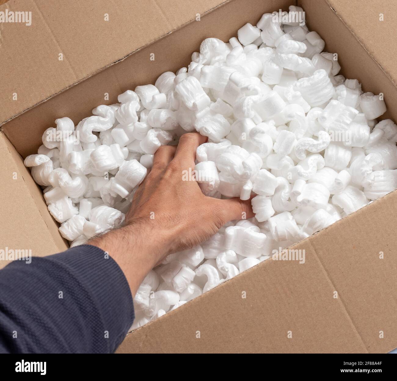 Eine Kartonschachtel mit Styro-Schaumstoff-Pellets Draufsicht Stockfoto