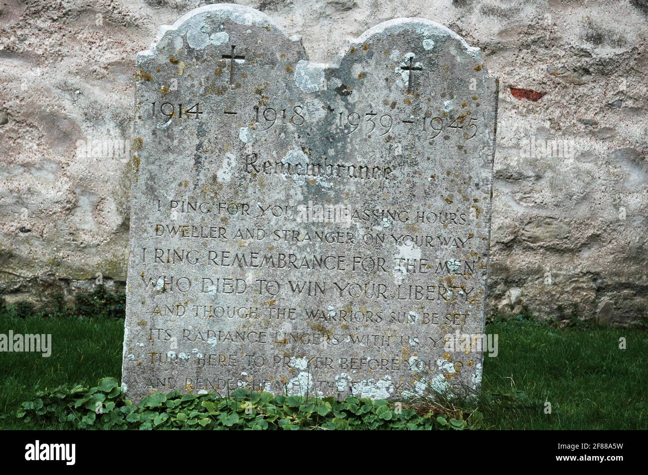 Grabstein / Kriegsdenkmal im Kirchhof der Holy Trinity Church, Bosham, in der Nähe von Chichester, West Sussex. Für beide Weltkriege. Stockfoto