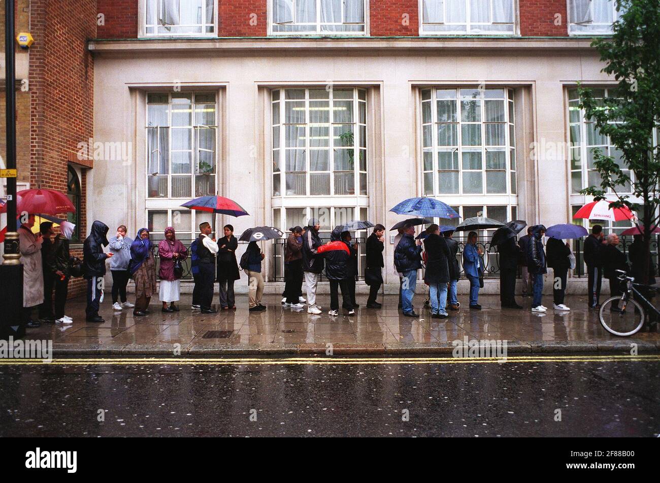 Warteschlangen am Londoner Passbüro im Juni in Petty France 1999Wie der Rückstand bei Passanträgen zu langen Verzögerungen geführt hat Stockfoto