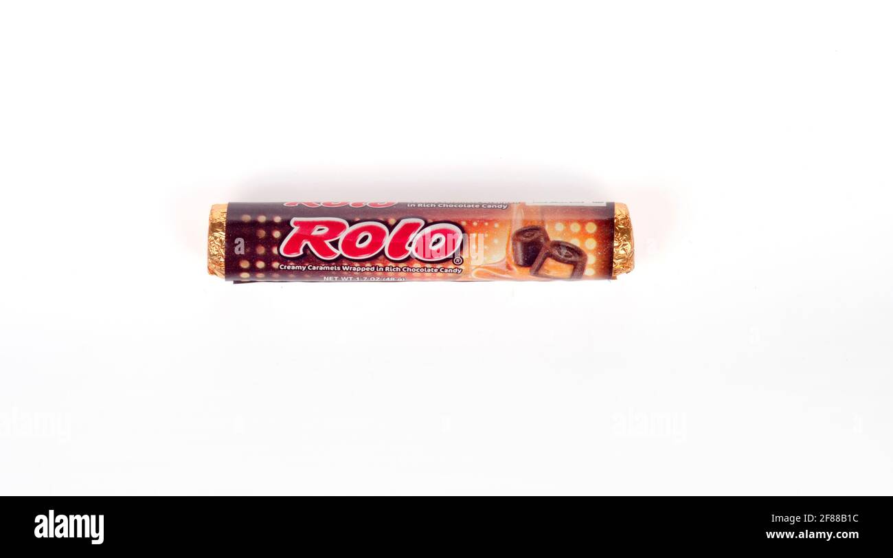 Rolo Candy Roll Paket von Schokolade Karamell Süßigkeiten auf weiß Stockfoto