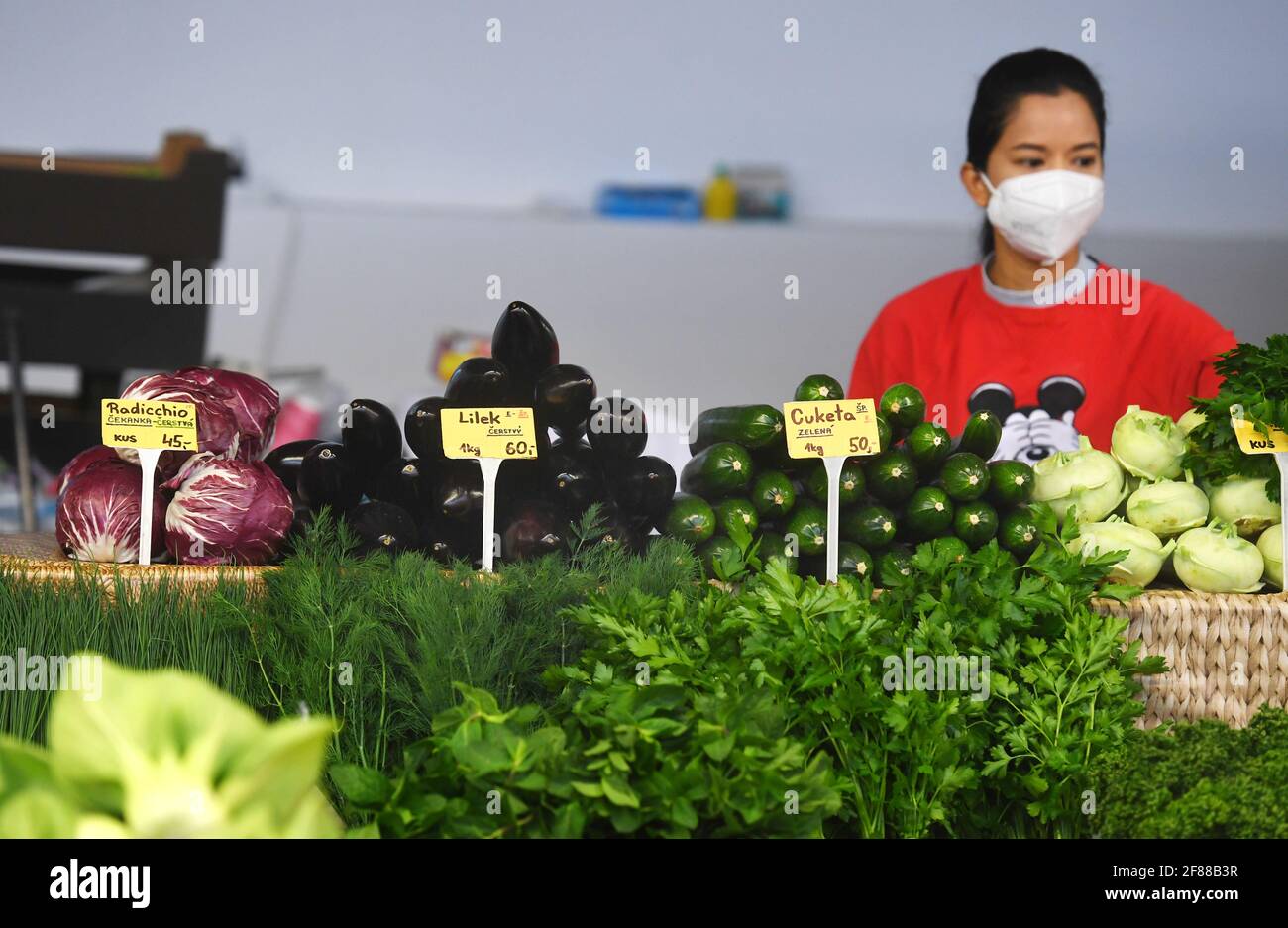 Prag, Tschechische Republik. April 2021. Regelmäßige Märkte mit Verkaufsständen für Obst, Gemüse, Fleisch und andere Lebensmittel können in Betrieb sein, sofern der Mindestabstand zwischen den Verkaufsständen eingehalten wird und in Prag, Tschechische Republik, am 12. April 2021 keine Lebensmittel vor Ort angeboten werden. Diese Einschränkung gilt auch für alle anderen Geschäfte, deren Eröffnung erlaubt ist. Kredit: Michael Rihova/CTK Foto/Alamy Live Nachrichten Stockfoto