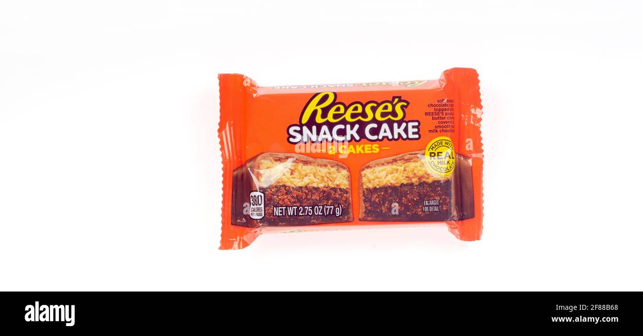 Reese's Snack Cakes mit einer Kuchenschicht, Erdnussbuttercreme und mit Milchschokolade überzogenen Kuchen der Hershey Company Stockfoto