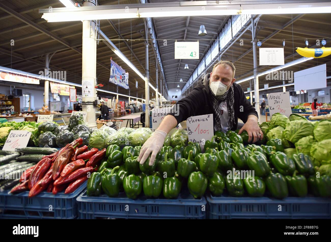 Prag, Tschechische Republik. April 2021. Regelmäßige Märkte mit Verkaufsständen für Obst, Gemüse, Fleisch und andere Lebensmittel können in Betrieb sein, sofern der Mindestabstand zwischen den Verkaufsständen eingehalten wird und in Prag, Tschechische Republik, am 12. April 2021 keine Lebensmittel vor Ort angeboten werden. Diese Einschränkung gilt auch für alle anderen Geschäfte, deren Eröffnung erlaubt ist. Kredit: Michael Rihova/CTK Foto/Alamy Live Nachrichten Stockfoto