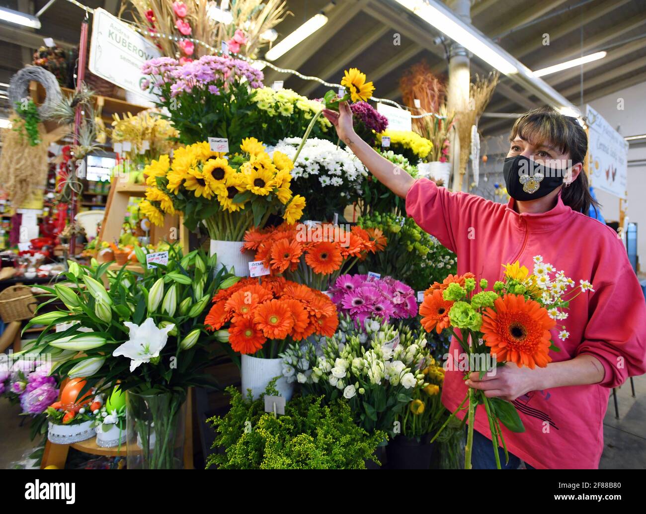 Prag, Tschechische Republik. April 2021. Regelmäßige Märkte mit Verkaufsständen für Obst, Gemüse, Fleisch und andere Lebensmittel können in Betrieb sein, sofern der Mindestabstand zwischen den Verkaufsständen eingehalten wird und in Prag, Tschechische Republik, am 12. April 2021 keine Lebensmittel vor Ort angeboten werden. Diese Einschränkung gilt auch für alle anderen Geschäfte, deren Eröffnung erlaubt ist. Kredit: Michael Rihova/CTK Foto/Alamy Live Nachrichten Stockfoto
