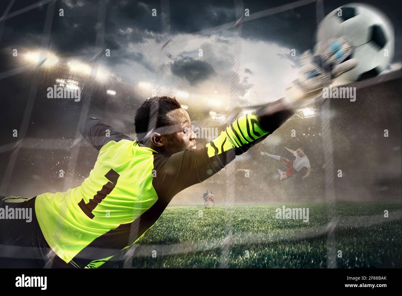 Afrikanischer Fußball- oder Fußballspieler, Torwart im Stadion. Junger Mann  fangen Ball, Training, Schutz Ziele in Bewegung Stockfotografie - Alamy