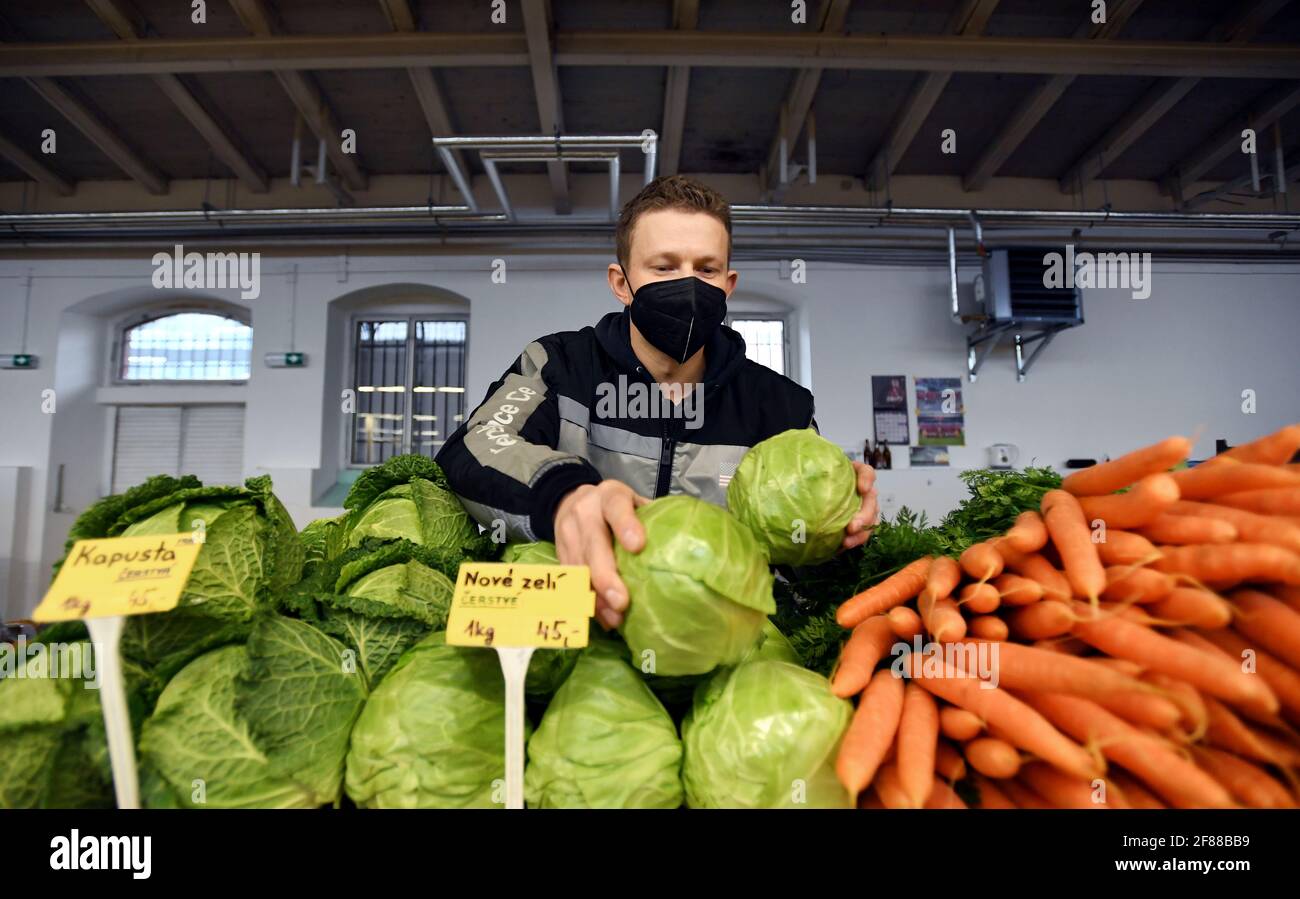 Prag, Tschechische Republik. April 2021. Regelmäßige Märkte mit Verkaufsständen für Obst, Gemüse, Fleisch und andere Lebensmittel können in Betrieb sein, sofern der Mindestabstand zwischen den Verkaufsständen eingehalten wird und in Prag, Tschechische Republik, am 12. April 2021 keine Lebensmittel vor Ort angeboten werden. Diese Einschränkung gilt auch für alle anderen Geschäfte, deren Eröffnung erlaubt ist. Kredit: Michael Rihova/CTK Foto/Alamy Live Nachrichten Stockfoto