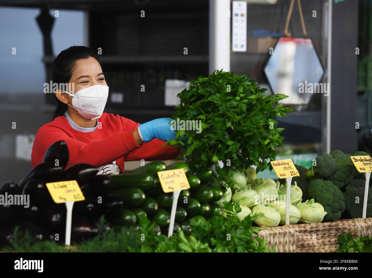 Prag, Tschechische Republik. April 2021. Regelmäßige Märkte mit Verkaufsständen für Obst, Gemüse, Fleisch und andere Lebensmittel können in Betrieb sein, sofern der Mindestabstand zwischen den Verkaufsständen eingehalten wird und in Prag, Tschechische Republik, am 12. April 2021 keine Lebensmittel vor Ort angeboten werden. Diese Einschränkung gilt auch für alle anderen Geschäfte, deren Eröffnung erlaubt ist. Kredit: Michael Rihova/CTK Foto/Alamy Live Nachrichten Stockfoto