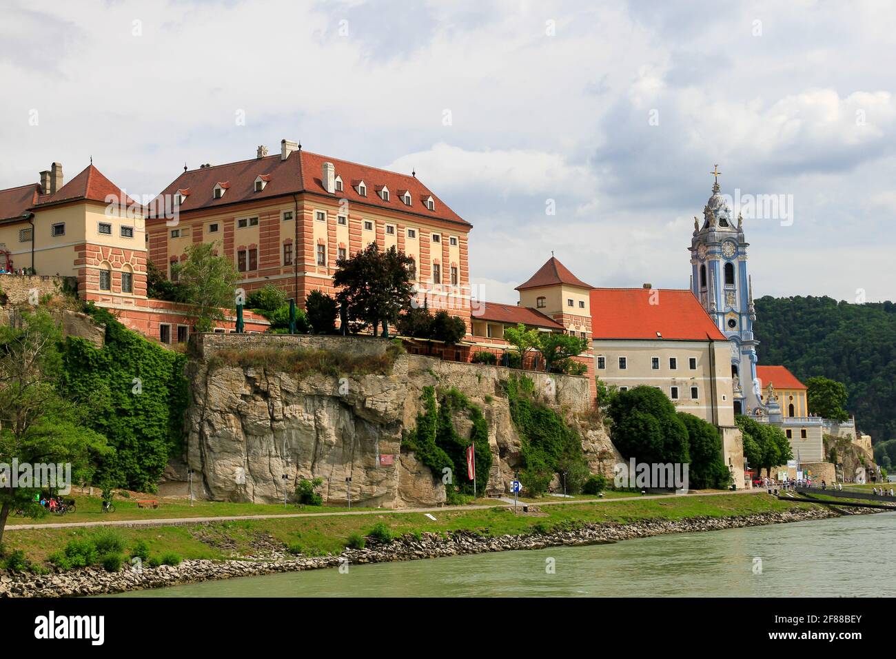 Blaue Kirche und Dorf Durnstein, Österreich an der Donau Stockfoto