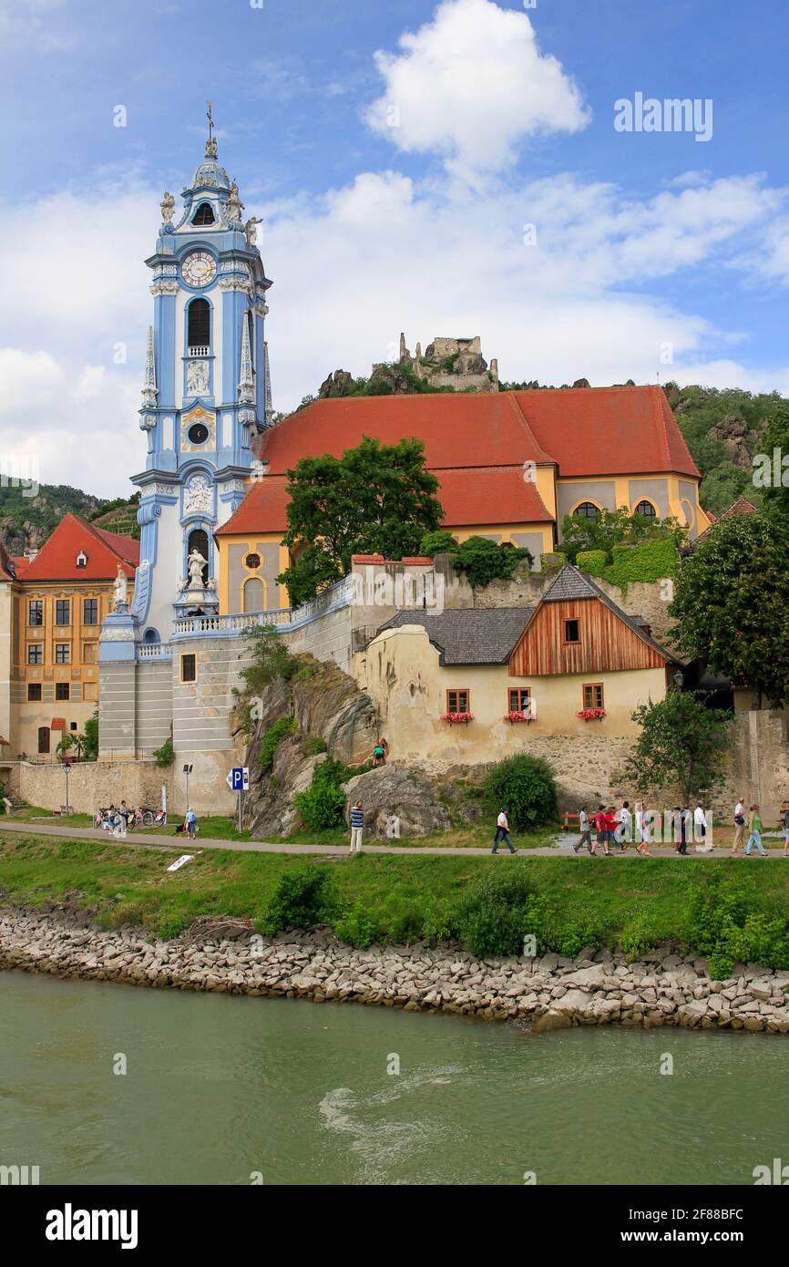 Durnsteins blaue Kirche an der Donau in Durnstein, Österreich mit blauem Himmel Stockfoto