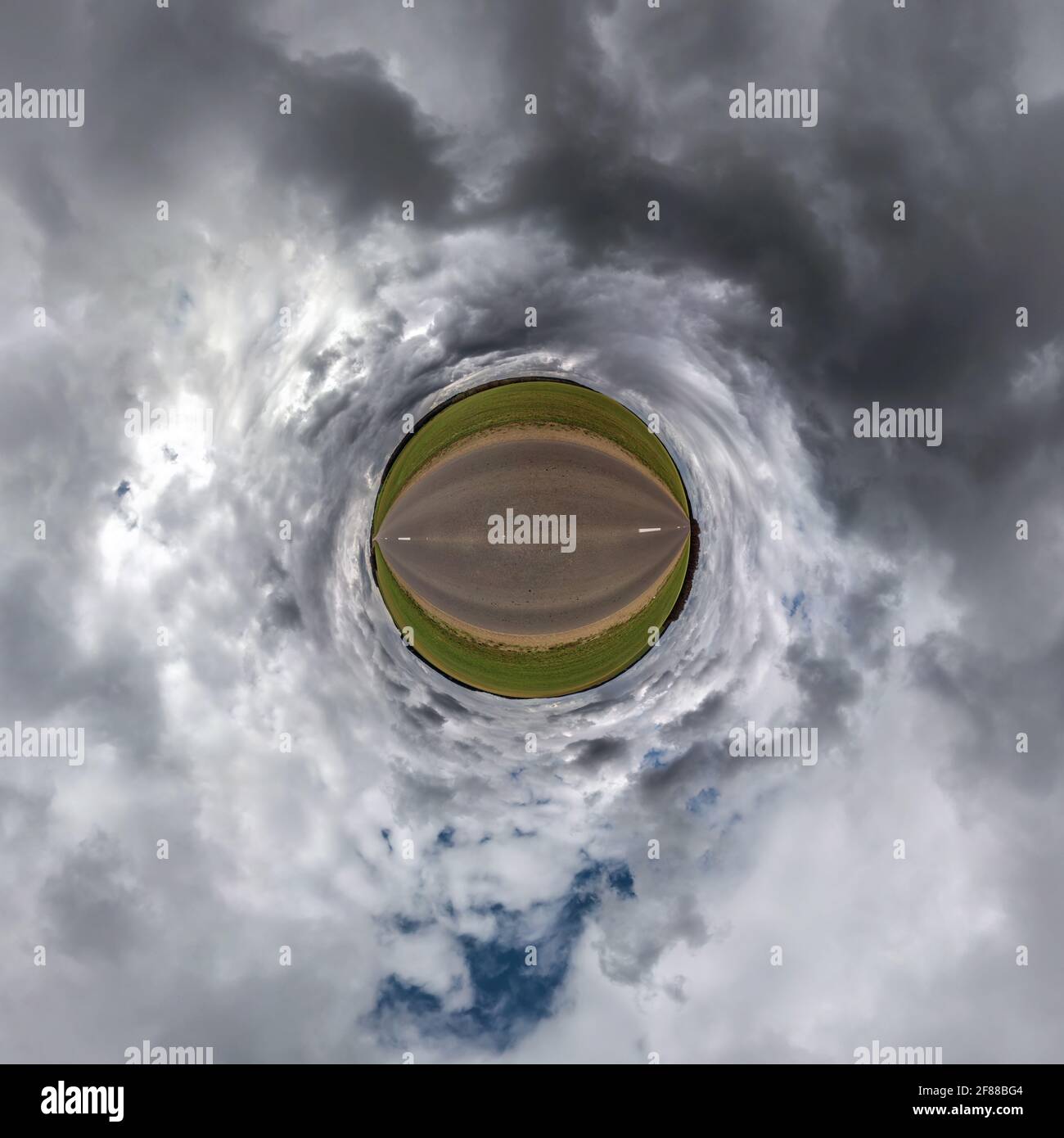 Winziger Planet in blauem Himmel mit schönen Wolken. Transformation des sphärischen Panoramas 360 Grad. Sphärische, abstrakte Luftaufnahme. Raumung. Stockfoto