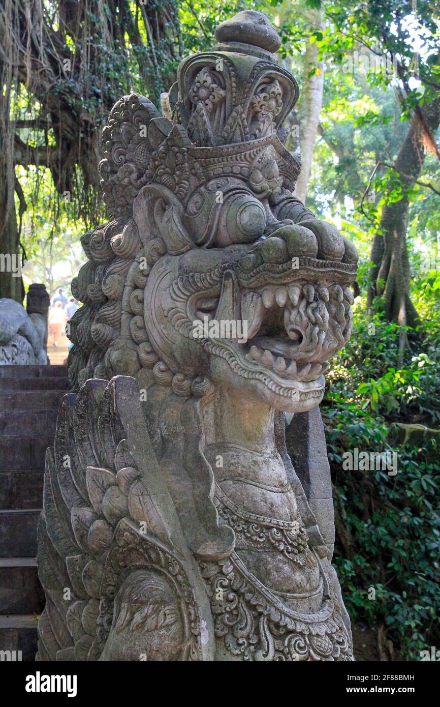 Nahaufnahme eines traditionellen Drachen aus geschnitztem Stein im Wald in Bali, Indonesien Stockfoto