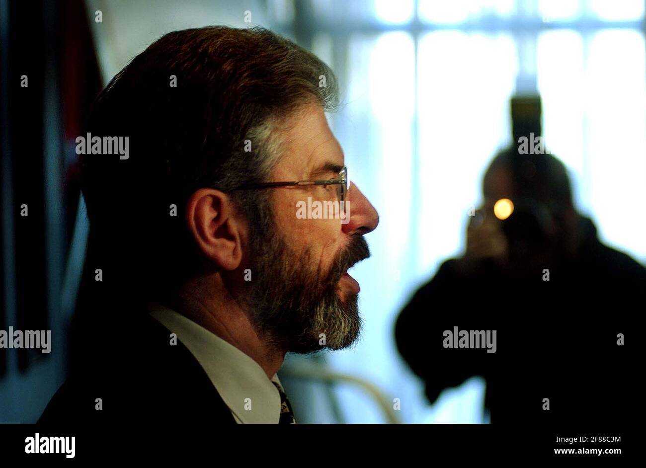 GERRY ADAMS BEI EINER PRESSEKONFERENZ IN WESTMINSTER ZUM THEMA WAFFENSTILLLEGUNG. 24/10/01 PILSTON Stockfoto