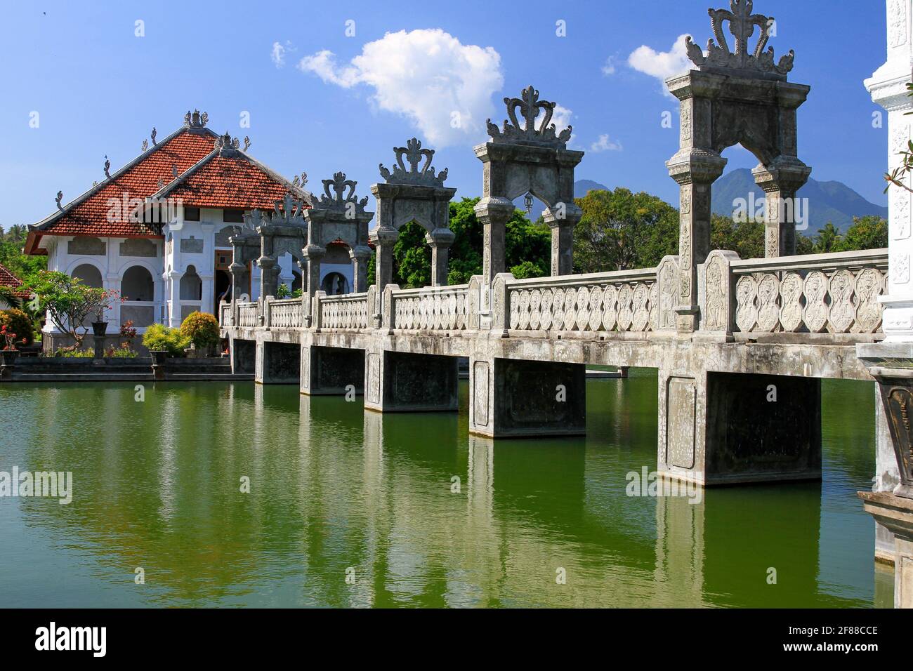 Brücke und Pagode des Wassers Palast spiegelt sich in Wasser in Bali Indonesien Stockfoto