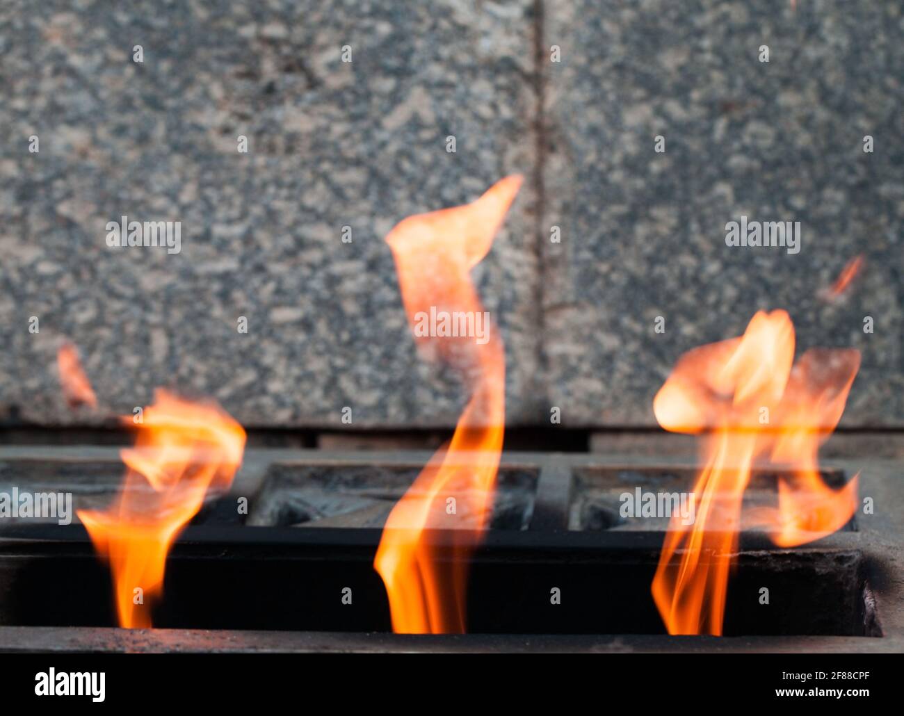 Ewige Flamme brennt am Denkmal der sowjetischen Soldaten des Zweiten Weltkriegs in Russland Stockfoto