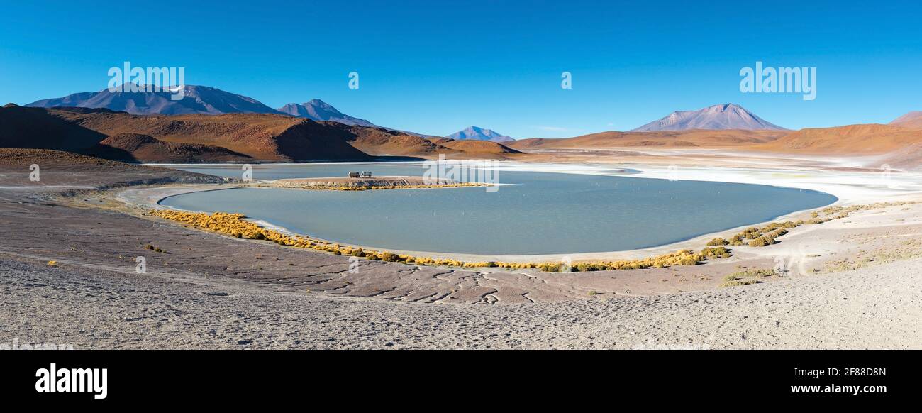 Laguna Honda Panorama mit Abenteuer-Tourismus-Lastwagen auf der Halbinsel, Eduardo Avaroa National Reserve, Uyuni, Bolivien. Stockfoto