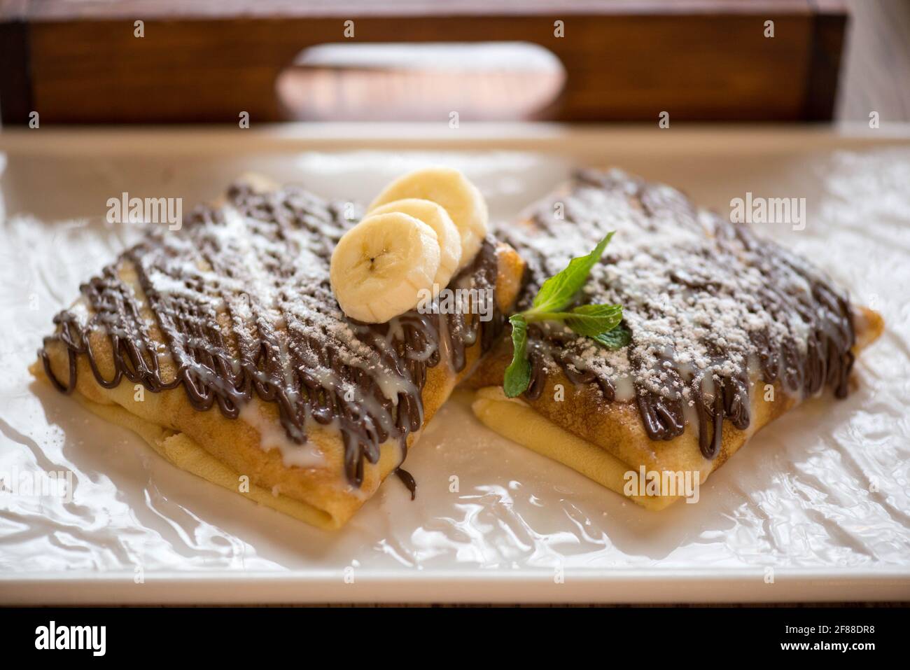 Bananenpfannkuchen mit Schokoladensirup zum Frühstück Stockfoto