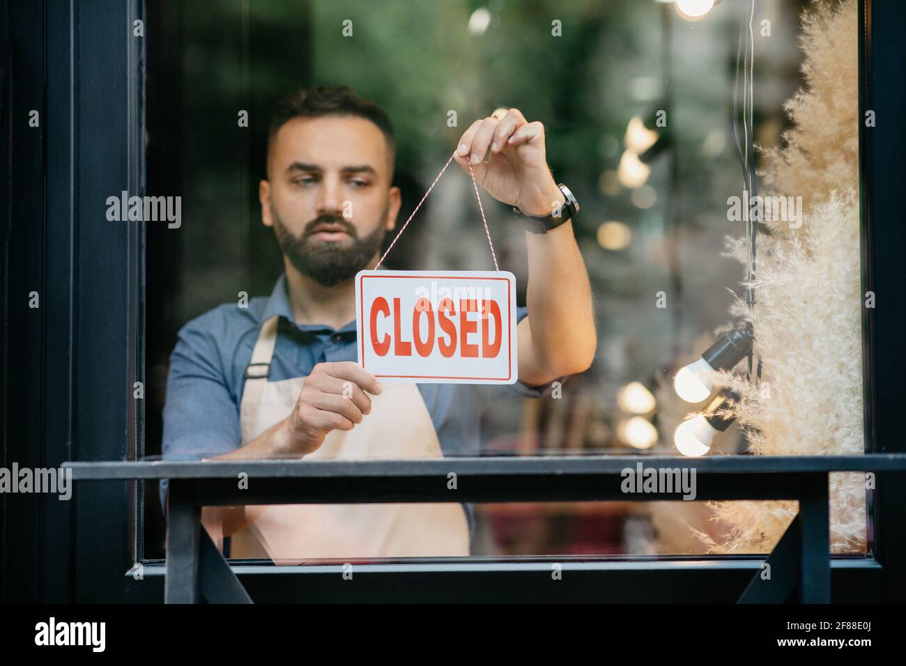 Store close während covid-19 Ausbruch und Ende des Arbeitstages, Probleme in kleinen Unternehmen während der Quarantäne Stockfoto