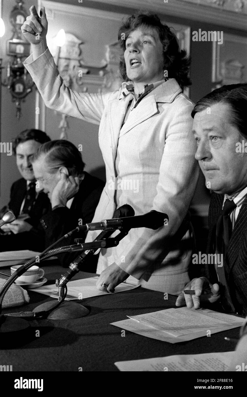 Datei-Foto vom 03/06/75 der damaligen Staatssekretärin für Preise und Verbraucherschutz, Shirley Williams, organisiert die Presse, indem sie Sitze für eine Pressekonferenz im Namen der Arbeiterkampagne für Großbritannien in Europa im St Ermin's Hotel, Westminster, aufzeigt. Die ehemalige Kabinettsministerin und liberal-demokratische Kollegin, Baroness Williams aus Crosby, ist im Alter von 90 Jahren gestorben, sagten die Liberaldemokraten. Ausgabedatum: Montag, 12. April 2021. Stockfoto