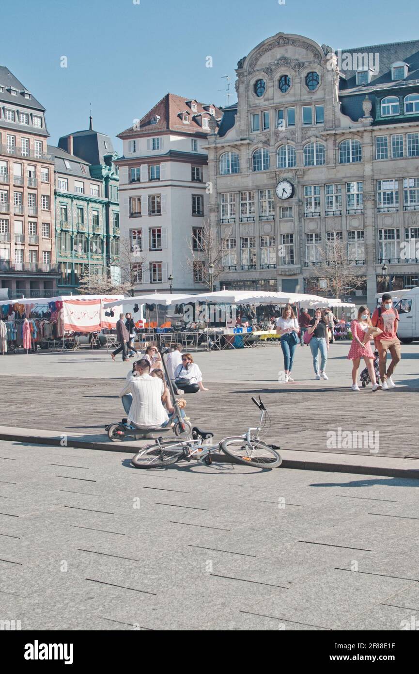 Minimalismus Architektur-Street-Fotografie in Straßburg Stadt im Frühjahr 2021 während Covid-Zeit Stockfoto
