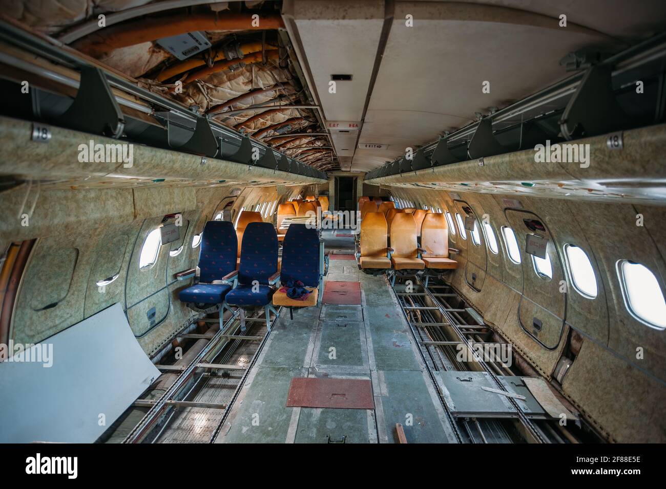 Im Inneren eines alten verlassenen Passagierflugzeugs. Flugzeugabbruch. Stockfoto