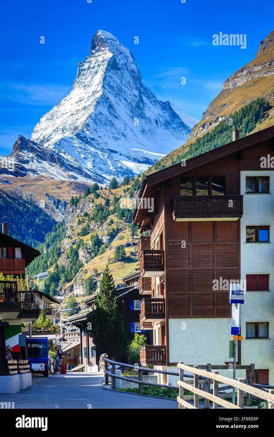 Eine Straße im Schweizer Ferienort Zermat mit Blick auf das Matterhorn Stockfoto