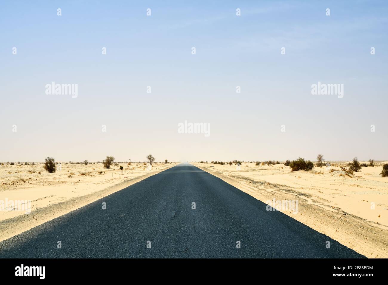 Sahara Desert Road in Mauretanien Stockfoto