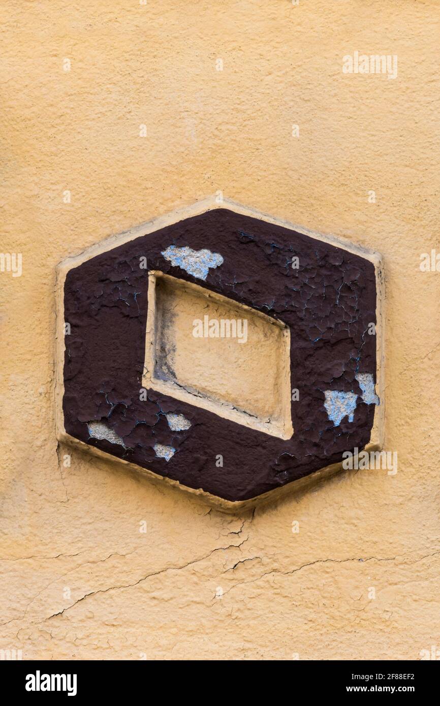 Brauner schwarzer Buchstabe o auf ockergelbem Hintergrund Stockfoto