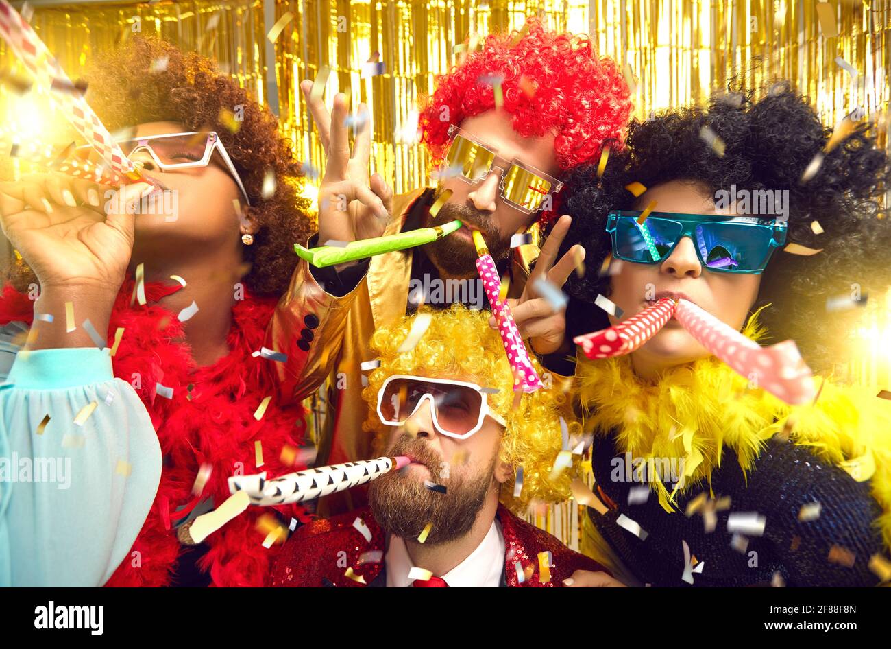 Multiethnische Freunde Unternehmen im Karneval tragen Blasen in Party Rohre Spaß haben Stockfoto