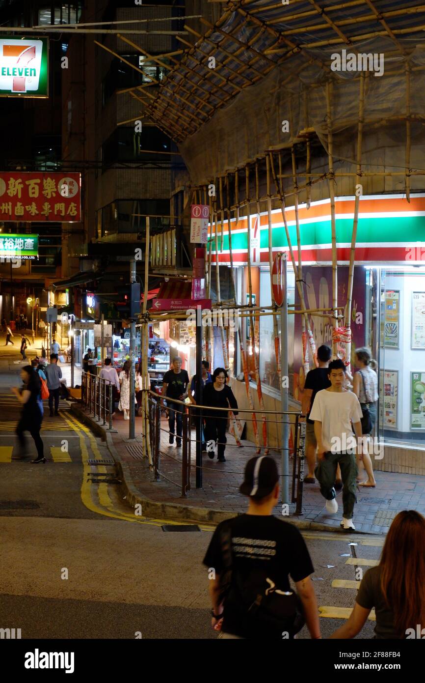 Straßenszene in Hongkong mit Menschen, die die Straße in Central überqueren Stockfoto