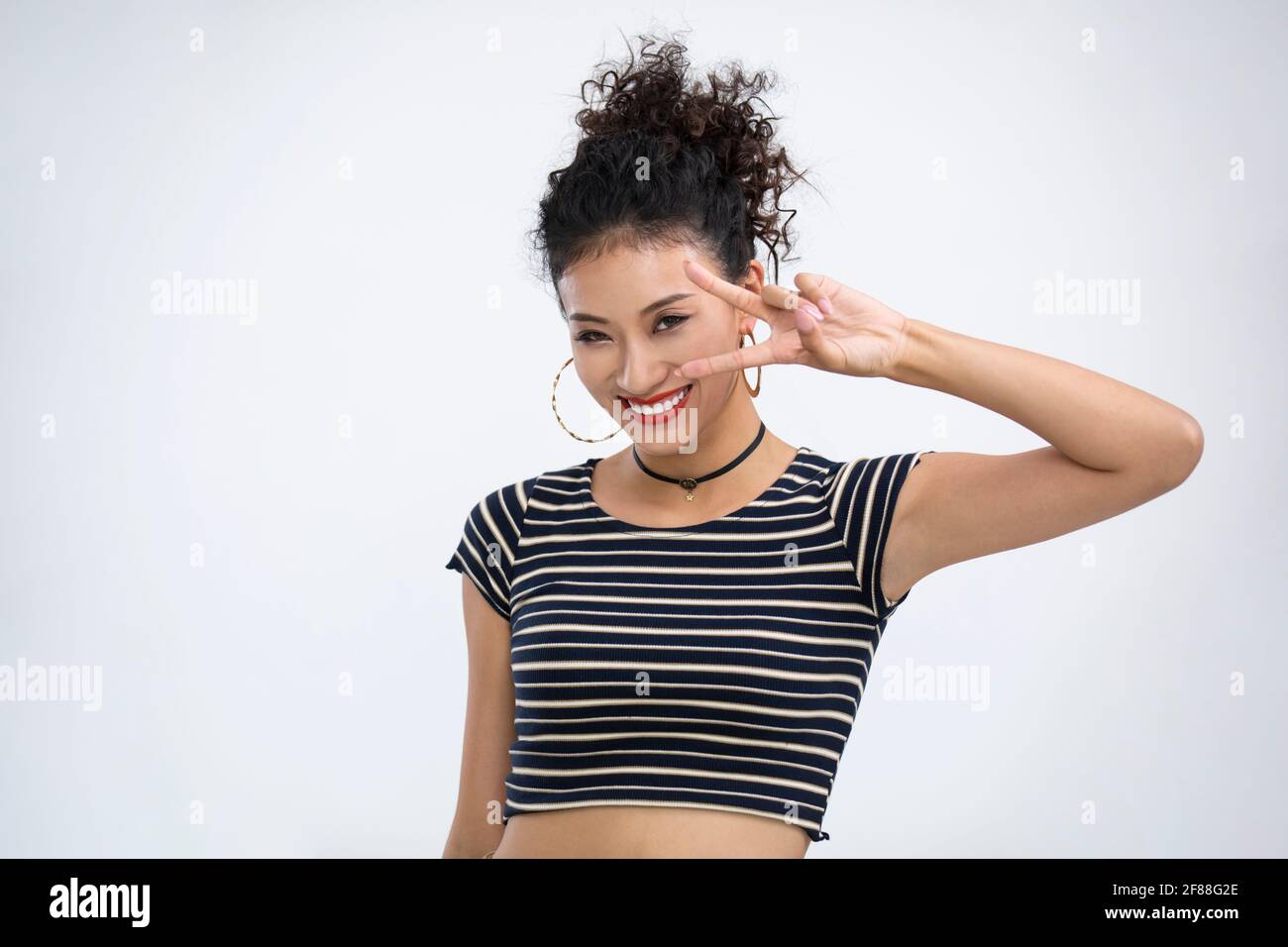 Modebewusste junge Frau Stockfoto