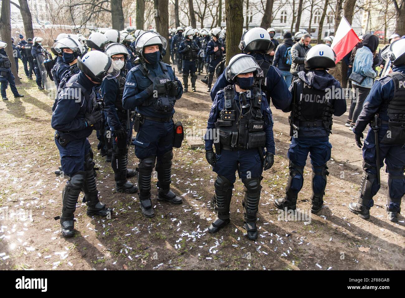 Warschau, 10. April 2021: Anti-Riot-Polizisten stehen während der 11. Jahrestag des Flugzeugabsturzes in Smolensk und des 81. Jahrestages auf der Wache Stockfoto