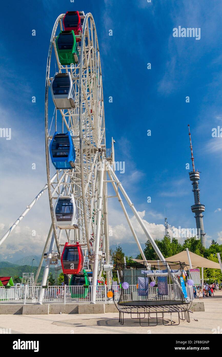 ALMATY, KASACHSTAN - 1. JUNI 2017: Riesenrad am Kok Tobe Berg in Almaty, Kasachstan. Stockfoto