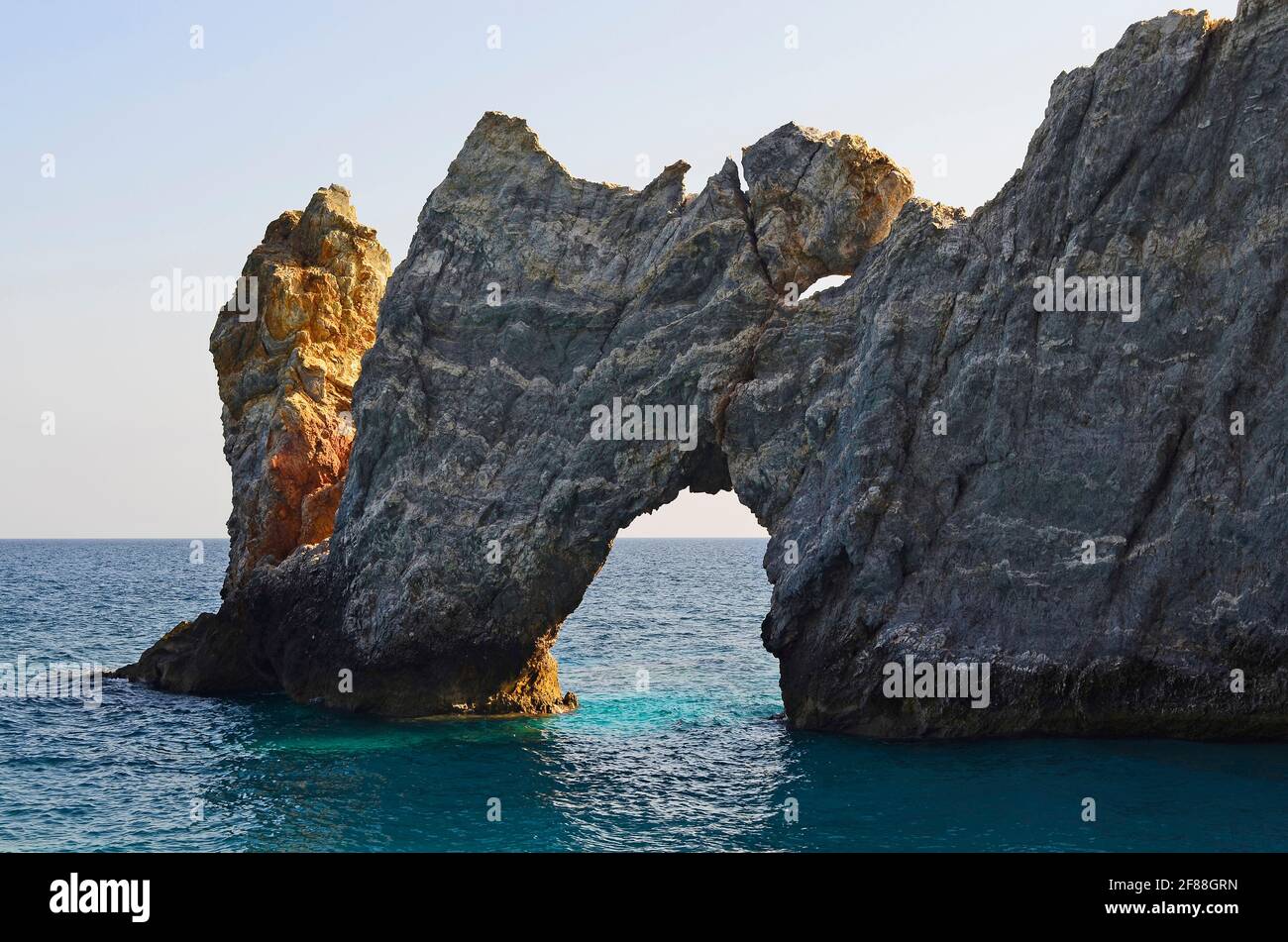 Griechenland, Trypia Petra - der hohle Fels auf der Insel Skiatos Stockfoto