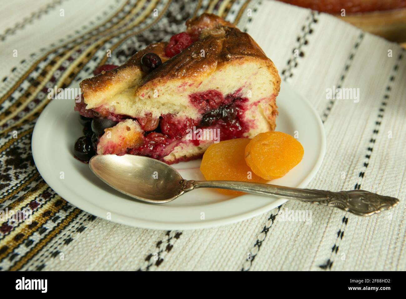 Mamas Kuchen. Die Torten sind fertig. Ein Stück Kuchen auf einem Teller. Kochen während der Quarantäne. Stockfoto