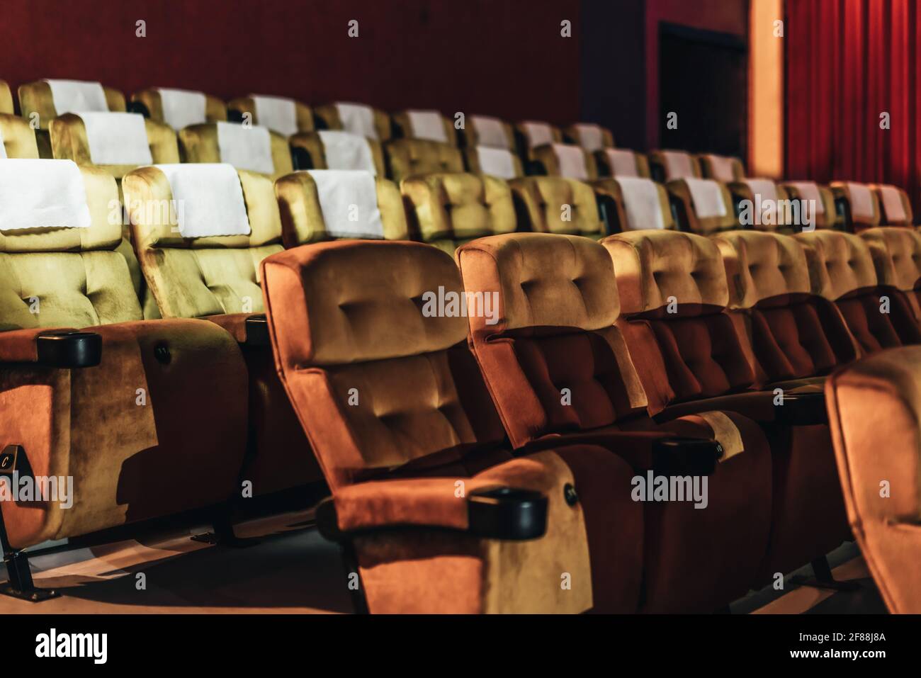 Eine Reihe gelber Sitz mit Popcorn auf dem Stuhl im Kino Stockfoto