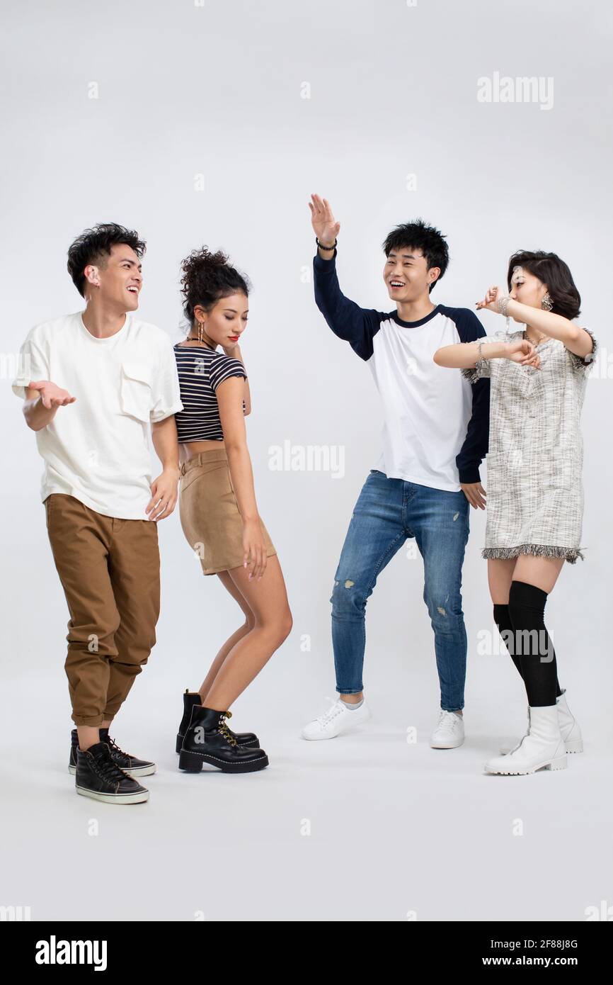 Modische junge Menschen tanzen Stockfoto
