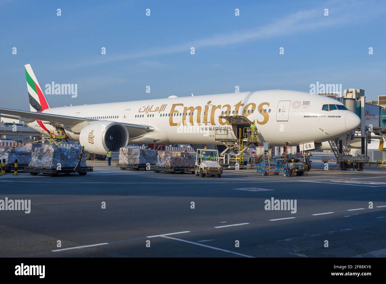 DUBAI, VAE - 02. FEBRUAR 2020: Boeing 777-300 (A6-ECS) von Emirates Airlines wird auf dem Dubai International Airport geladen Stockfoto