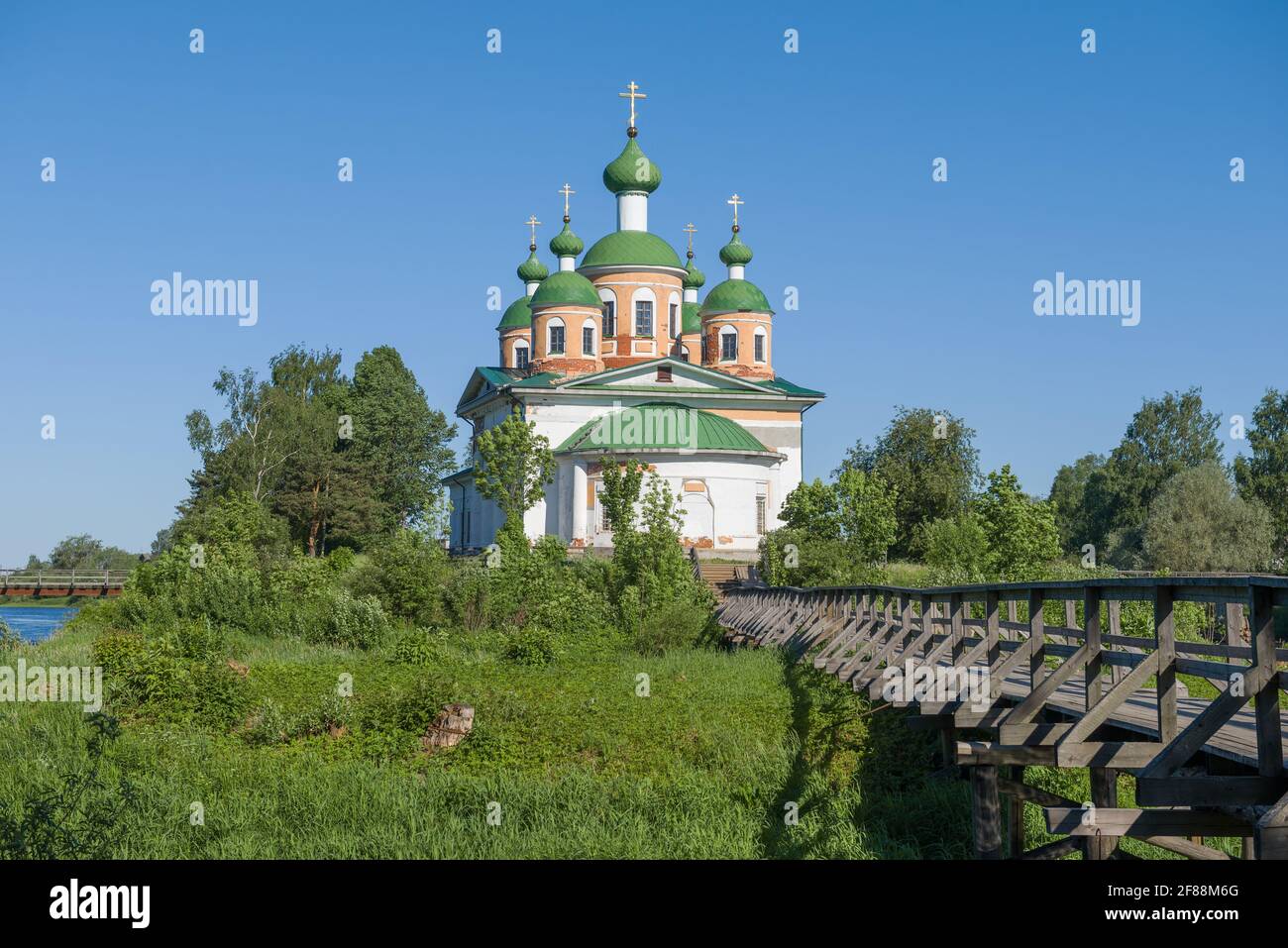 Blick auf die Kathedrale zu Ehren der Smolensker Ikone der Gottesmutter an einem sonnigen Junitag. Olonets, Karelien Stockfoto