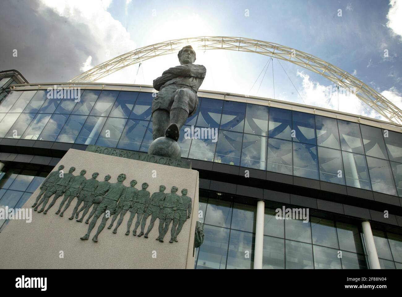 Eine Bronzestatue von Bobby Moore des Bildhauers Phillip Jackson wurde heute im neuen Wembley-Stadion von Sir Bobby Charlton enthüllt. Bei der Enthüllung waren Stephanie Moore, Tony Blair und Mitglieder des England-WM-Siegerteams 1966 sowie Mitglieder des thw West Ham-Teams dabei. PIC David Sandison Stockfoto