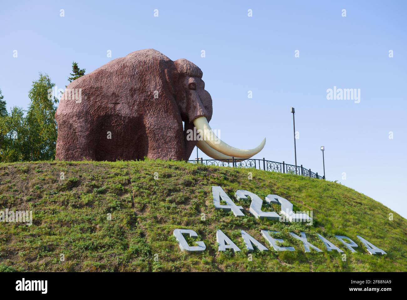 SALEKHARD, RUSSLAND - 29. AUGUST 2018: Skulptur eines Mammuts an einem sonnigen Tag. Das Symbol der Stadt Salekhard Stockfoto