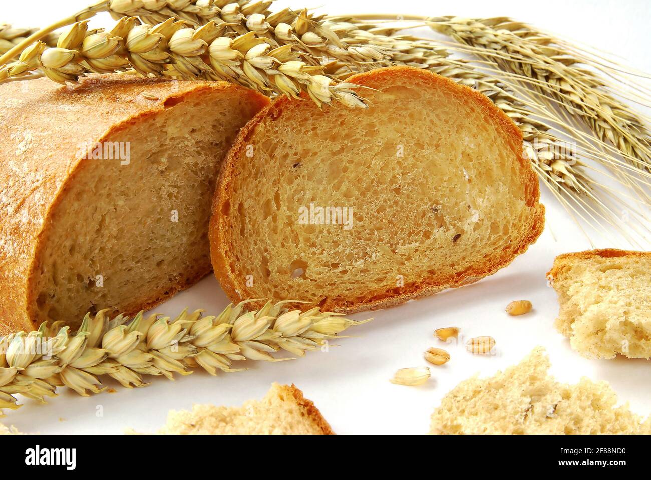Sauerteigbrot mit Kreuzkümmel im Detail mit Getreide, Getreide, Mais, Weizen - auf weißem Hintergrund. Traditionelle frische Backwaren. Stockfoto Sauerteigbrot mit Kreuzkümmel im Detail mit Getreide, Getreide, Mais, Weizen - auf weißem Hintergrund. Traditionelle frische Backwaren. Stockfoto