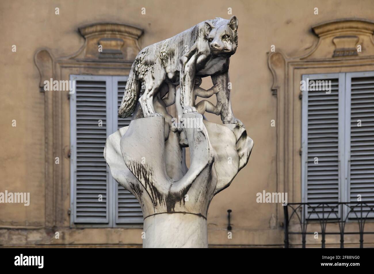 Statue von Romulus und Remus, die von der Wölfin in Siena, Provinz Siena, Toskana, Italien, gefressen wurden. Stockfoto