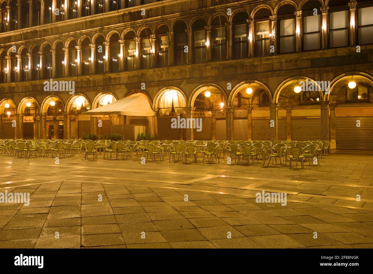 VENEDIG, ITALIEN - 28. SEPTEMBER 2017: Geschlossenes Straßenrestaurant auf dem Markusplatz Stockfoto