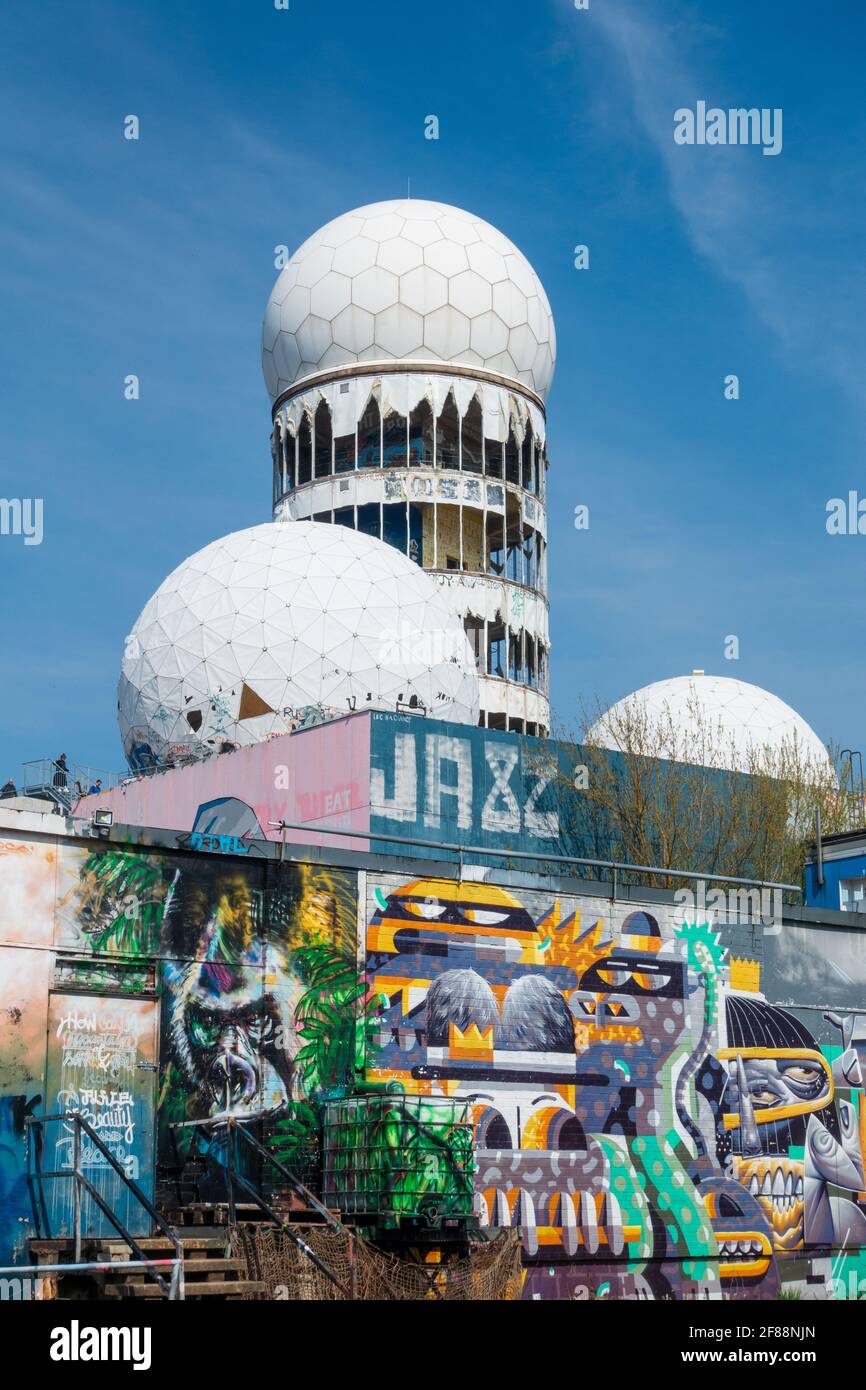 Ehemalige NSA-Hörstation im Kalten Krieg auf dem Teufelsberg In Berlin Stockfoto