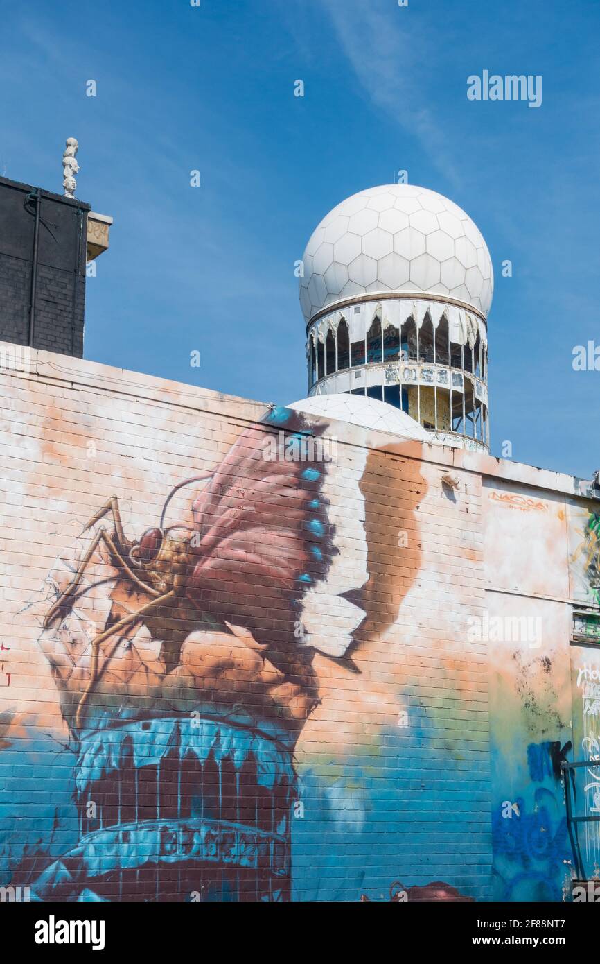 Ehemalige NSA-Hörstation im Kalten Krieg auf dem Teufelsberg In Berlin Stockfoto
