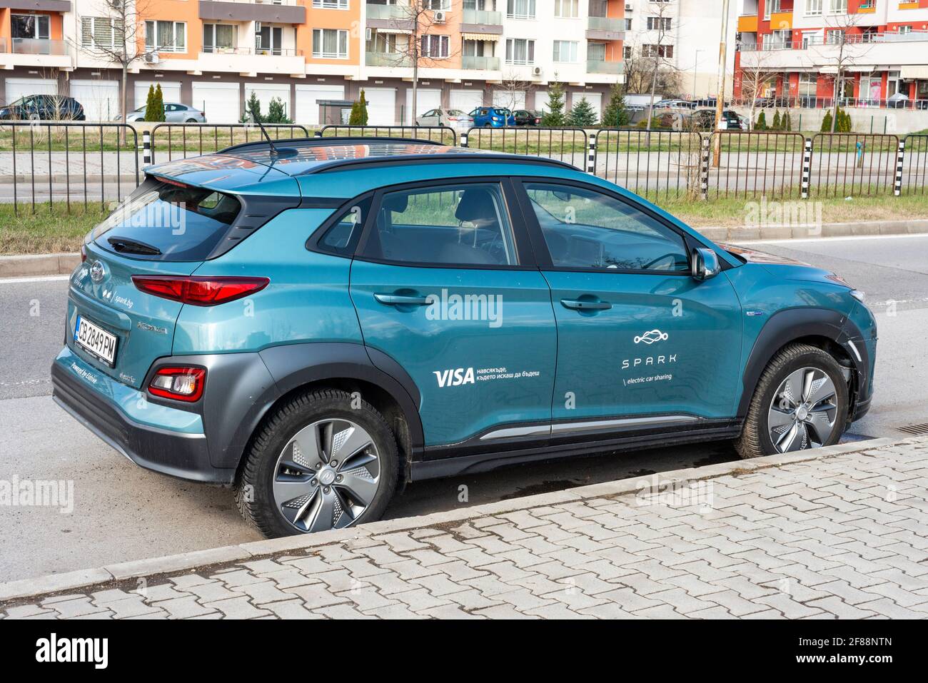 Hyundai Kona 40 für das „Spark Electric Car Sharing“-System, das auf der Straße in einem Wohngebiet in Sofia, Bulgarien, Osteuropa, EU, geparkt ist Stockfoto