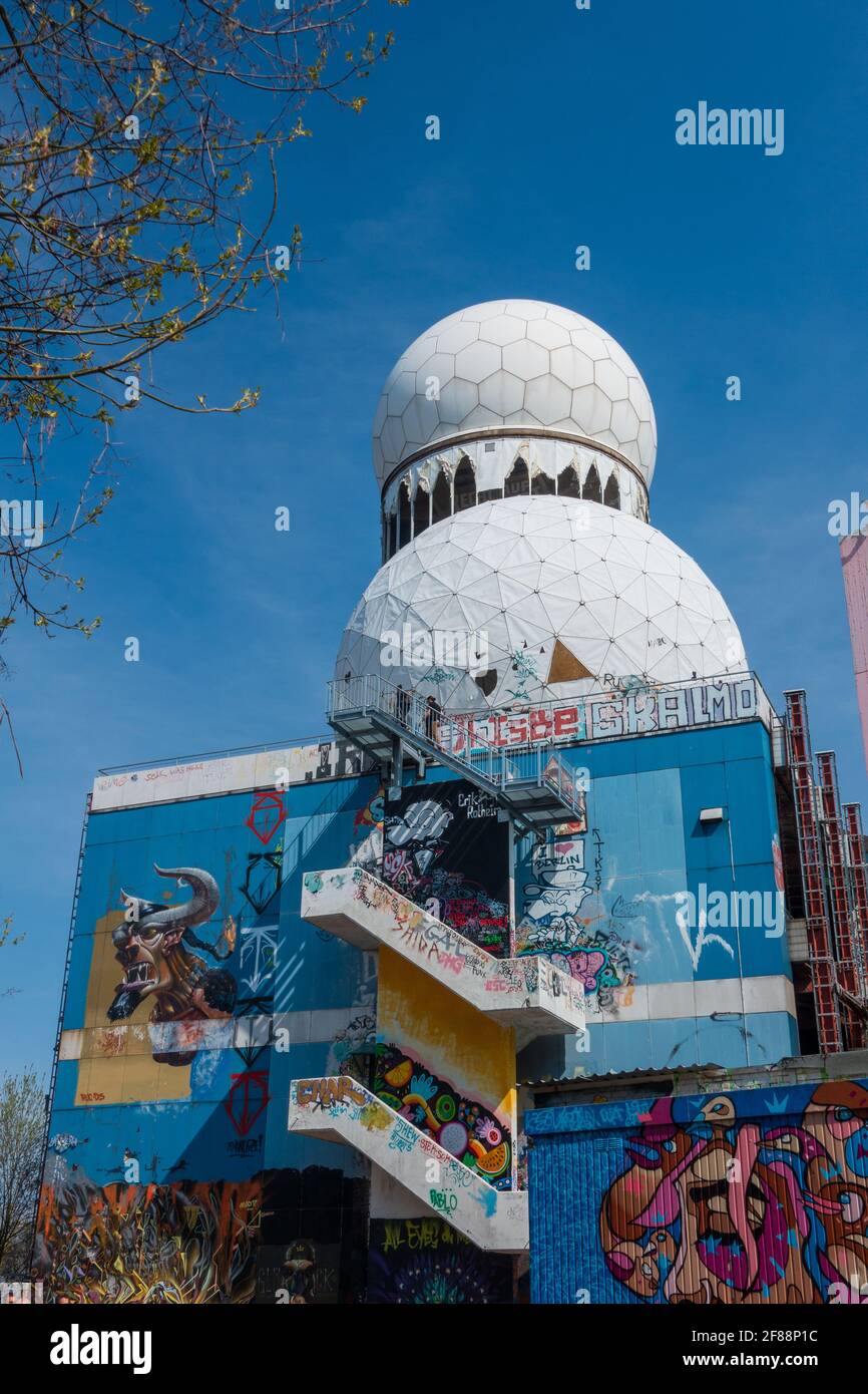 Ehemalige NSA-Hörstation im Kalten Krieg auf dem Teufelsberg In Berlin Stockfoto