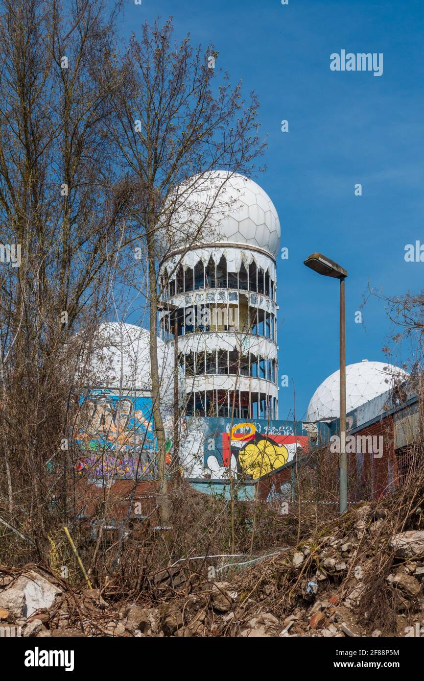 Ehemalige NSA-Hörstation im Kalten Krieg auf dem Teufelsberg In Berlin Stockfoto