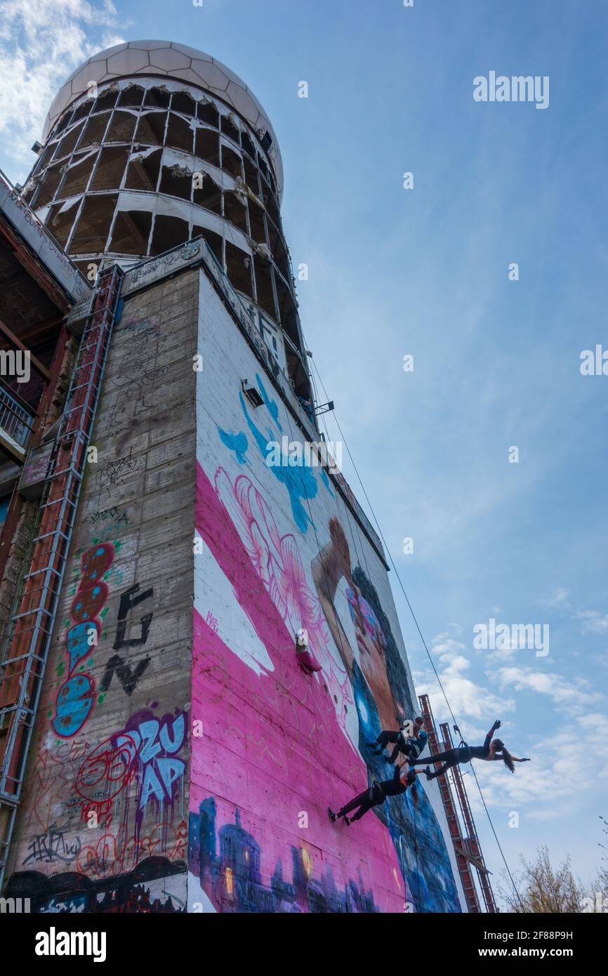 Menschen, die sich auf dem Teufelsberg in Berlin auf der ehemaligen Hörstation des Kalten Krieges abseilen Stockfoto