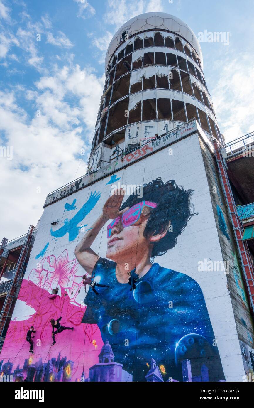 Menschen, die sich auf dem Teufelsberg in Berlin auf der ehemaligen Hörstation des Kalten Krieges abseilen Stockfoto